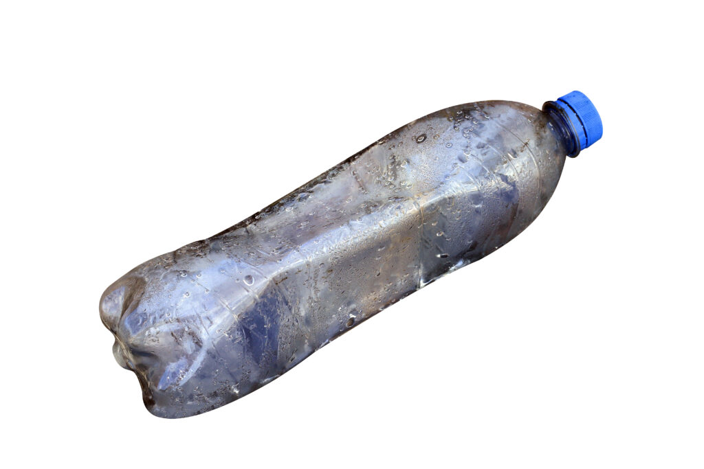 garrafa pet suja por fora e por dentro